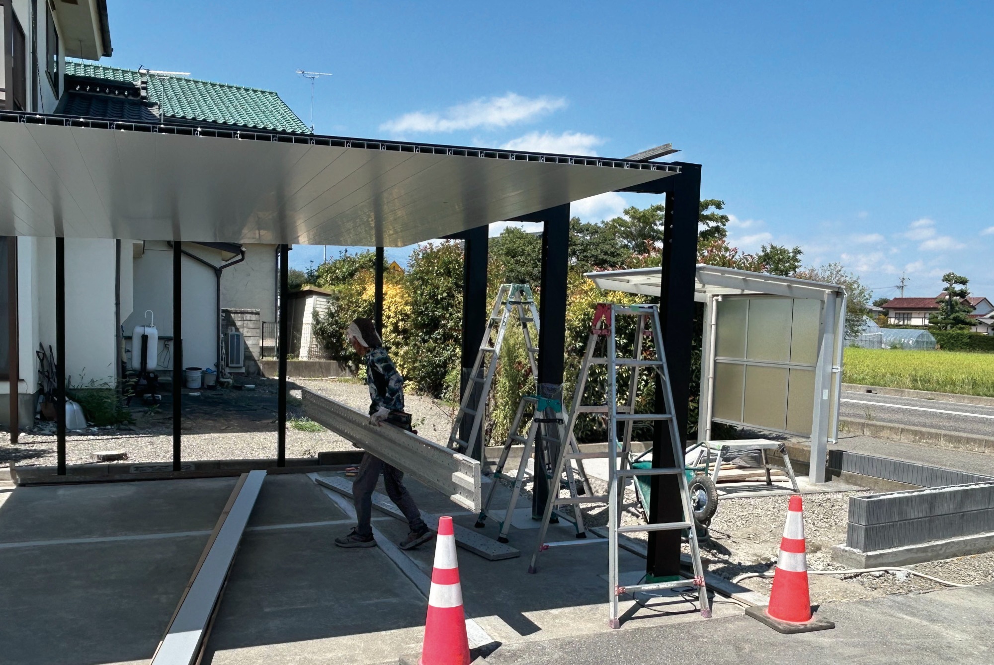 カーポートSC 柱の建て込み 水平垂直を確認しながらLIXILカーポートSCのアルミ柱を設置する工程